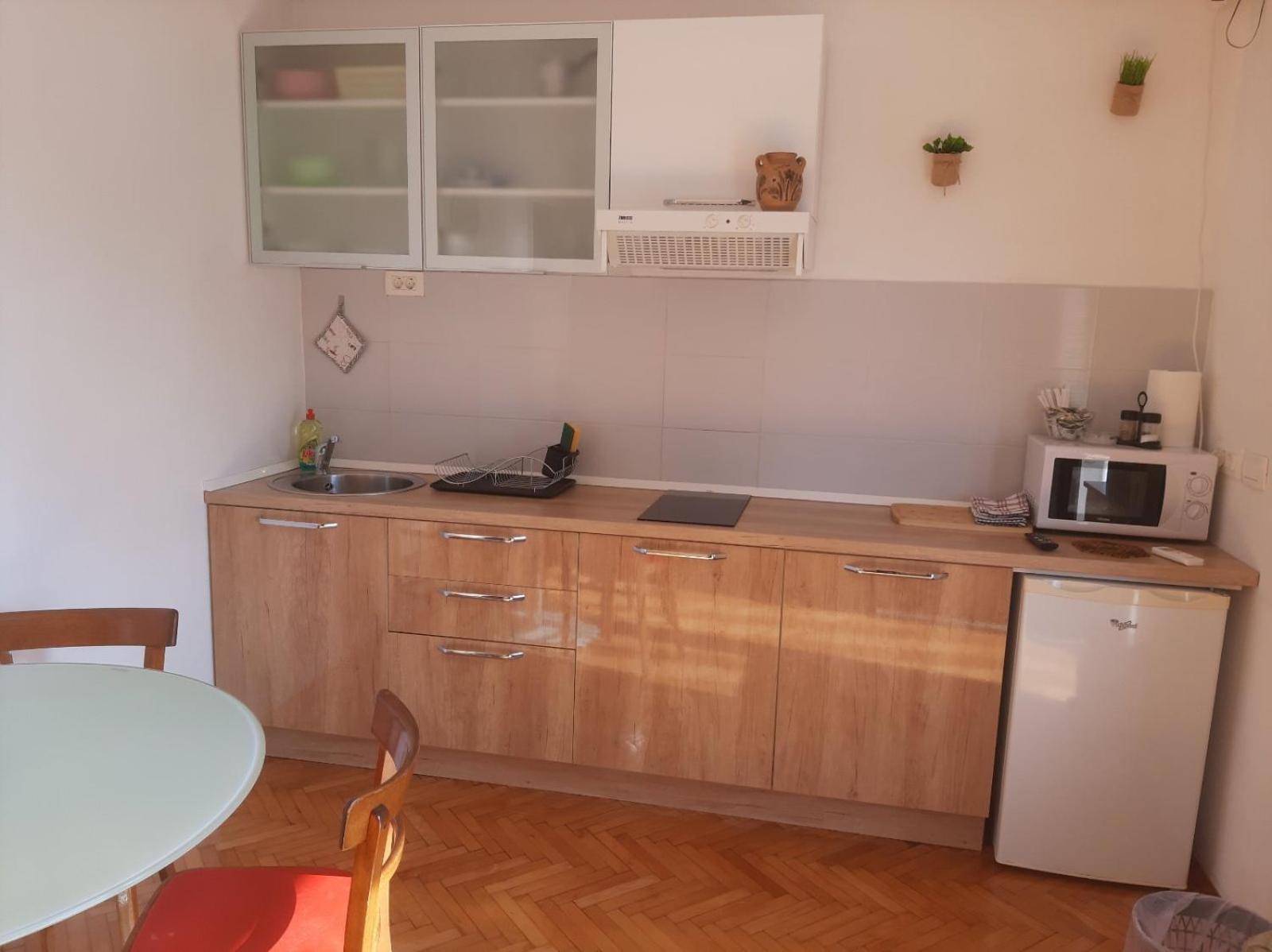 Apartmani Kadmen Ika Exterior photo