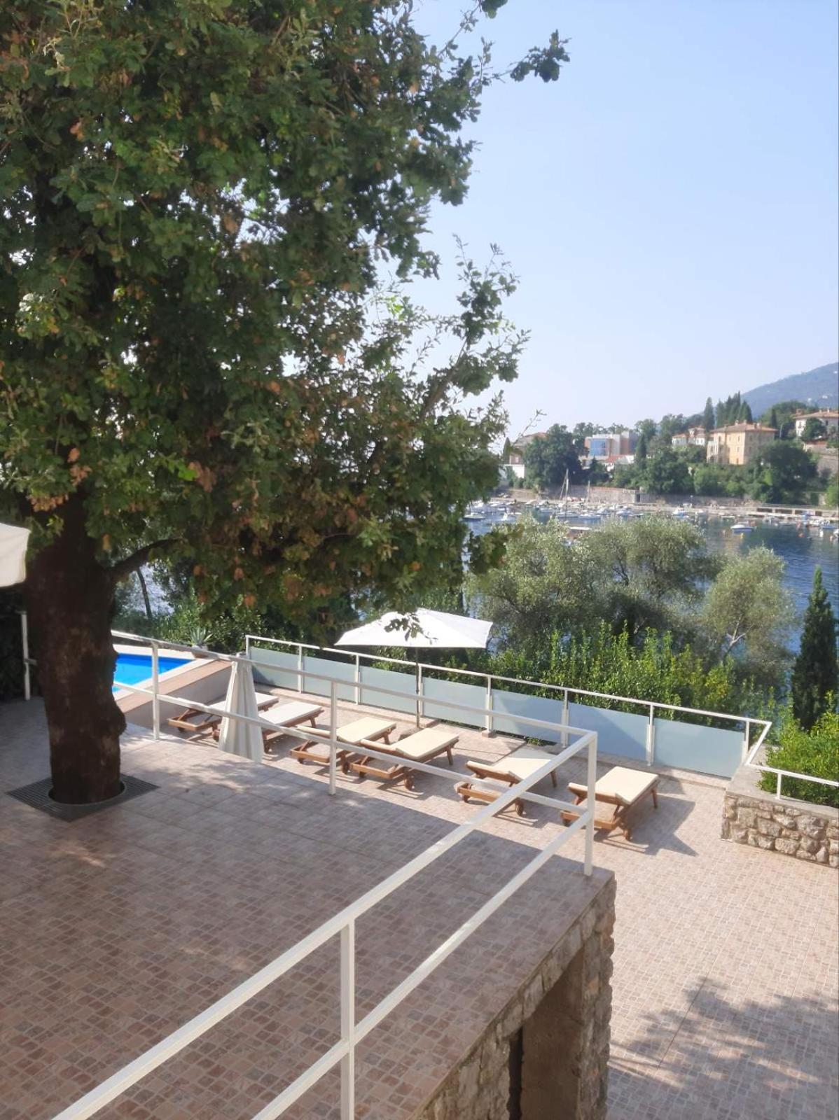 Apartmani Kadmen Ika Exterior photo